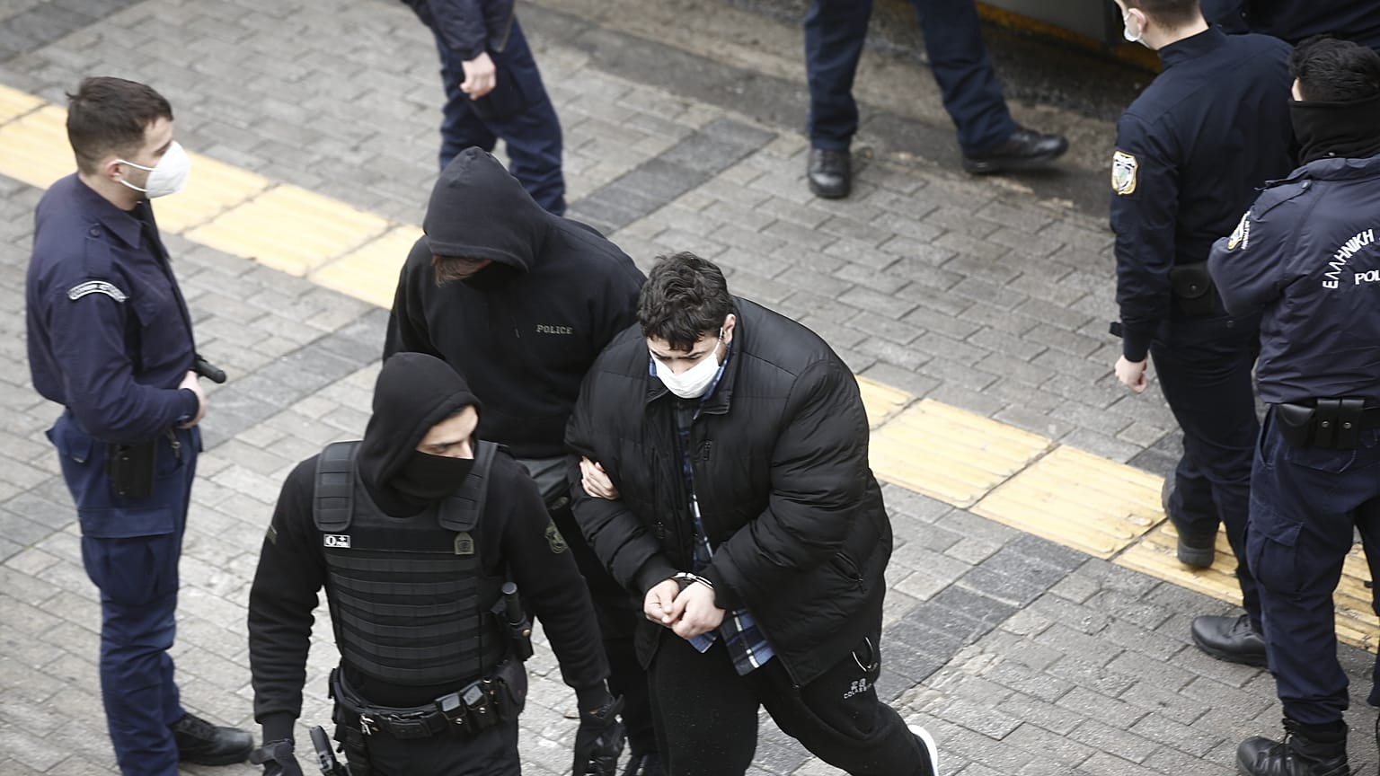 Ο ένας εκ των δύο καταδικασμένους για την δολοφονία της Ελένης Τοπαλούδη μεταφέρεται συνοδευόμενος από αστυνομικούς στο Εφετείο