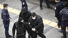 Ο ένας εκ των δύο καταδικασμένους για την δολοφονία της Ελένης Τοπαλούδη μεταφέρεται συνοδευόμενος από αστυνομικούς στο Εφετείο