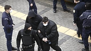 Ο ένας εκ των δύο καταδικασμένους για την δολοφονία της Ελένης Τοπαλούδη μεταφέρεται συνοδευόμενος από αστυνομικούς στο Εφετείο