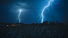 Der Deutsche-Wetterdienst warnt vor heftigen Gewittern, Hagel und Sturmböen am Freitagnachmittag.