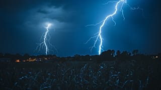 Der Deutsche-Wetterdienst warnt vor heftigen Gewittern, Hagel und Sturmböen am Freitagnachmittag.