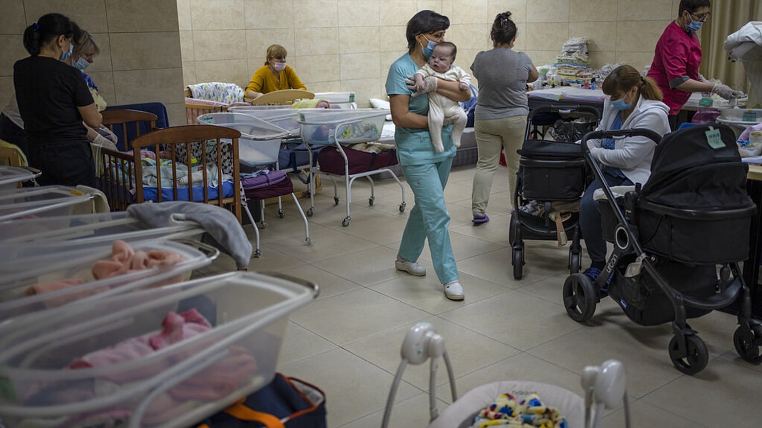 En el sótano, las enfermeras se ocupan de los recién nacidos. 20 de marzo de 2022 