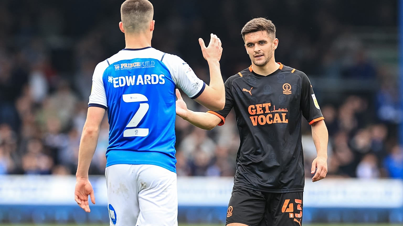 Jake Daniels, del Blackpool, a la derecha, con Ronnie Edwards, del Peterborough United, tras un partido este año.