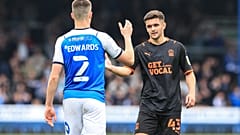 Jake Daniels, del Blackpool, a la derecha, con Ronnie Edwards, del Peterborough United, tras un partido este año.