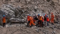 عمال الإنقاذ يحملون أحد العمّال المصابن جراء انهيار نفق في منطقة رامبان، جنوب سريناغار، كشمير التي تسيطر عليها الهند، 20 مايو 2022