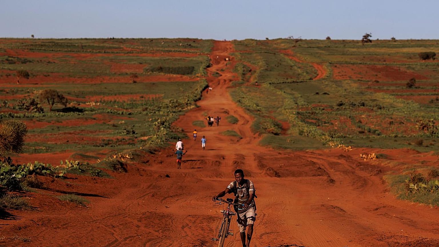 Quatre années de sécheresse, ainsi que la déforestation causée par les gens qui brûlent ou coupent les arbres, ont transformé la région en un bol de poussière.