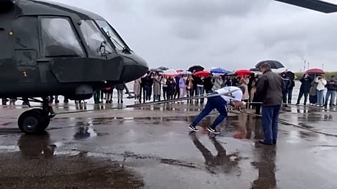 "Russian Hulk" bei seinem Versuch, drei Helikopter gleichzeitig abzuschleppen