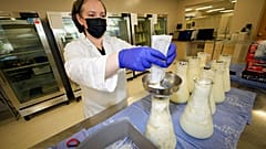Rebecca Heinrich, Leiterin der Mothers' Milk Bank in Arvada, Colorado, verteilt gefrorene Muttermilch in Flaschen um, 13.05.2022