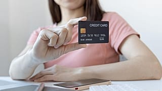 En moyenne, cinq grammes de particules de plastique pénètrent dans le tractus gastro-intestinal humain par personne et par semaine. Soit le poids d'une carte de crédit.