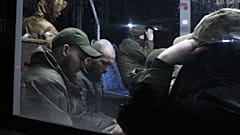 Ukrainische Soldaten werden aus dem Stahlwerk gebracht