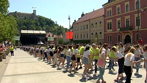 Screenshot: Schüler:innen tanzen die Fledermaus-Quadrille, 20.05.2022