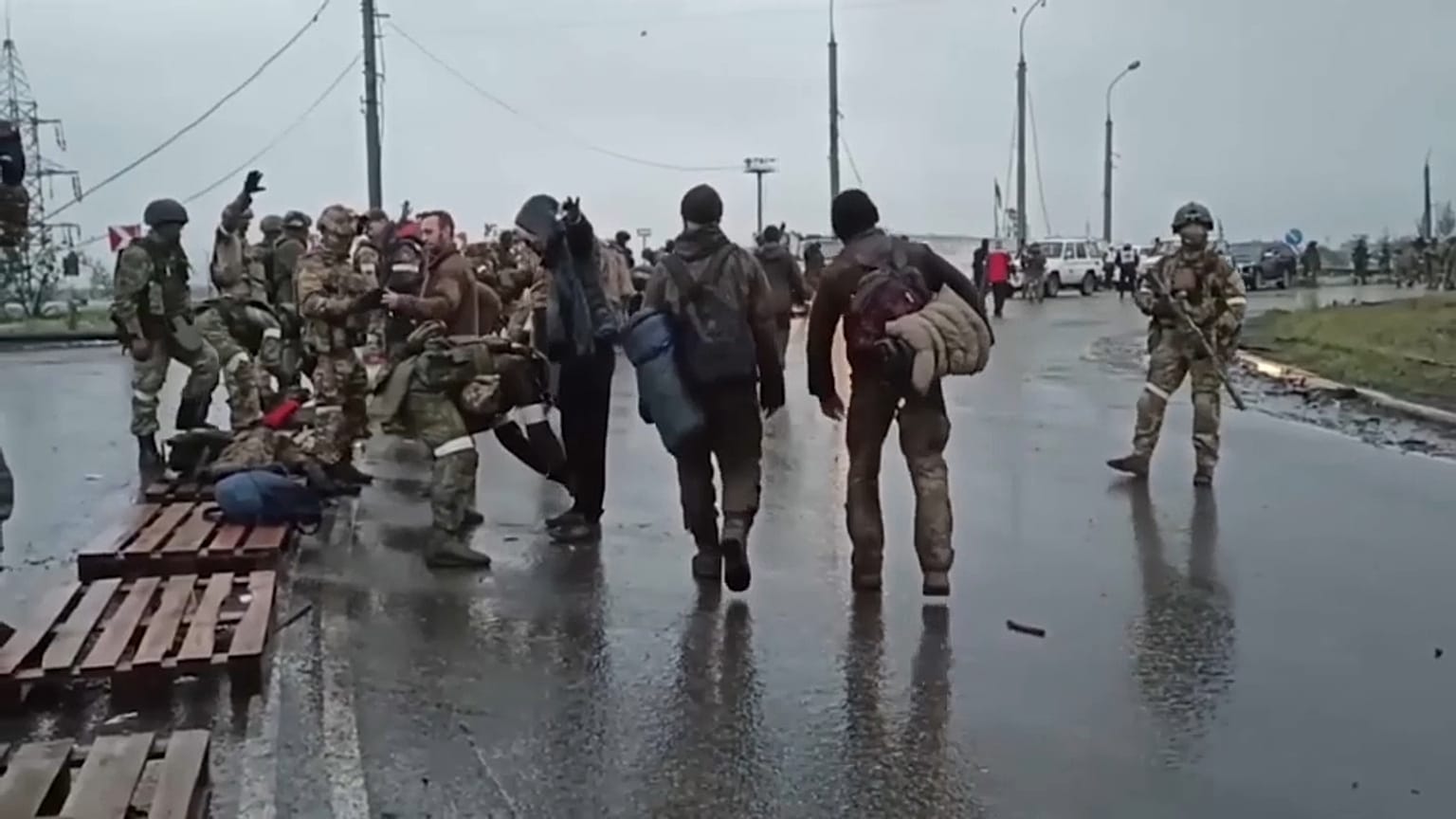 جلاء المدنيين وأصحاب الإصابات الحرجة لكتيبة آزوف الأوكرانية من مصنع آزوفستال في أوكرانيا.