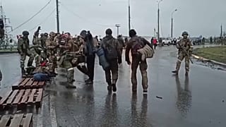 جلاء المدنيين وأصحاب الإصابات الحرجة لكتيبة آزوف الأوكرانية من مصنع آزوفستال في أوكرانيا.