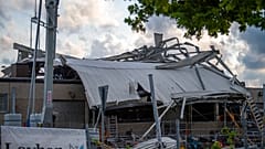 El techo de un concesionario de maquinaria de construcción hundido tras el paso del tornado por Paderborn, Alemania