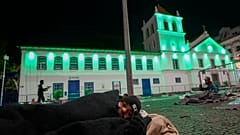 Un homme sans-abri se prépare à dormir sur la place du Patio do Colegio par une nuit froide dans le centre-ville de Sao Paulo, au Brésil, vendredi 20 mai au soir.