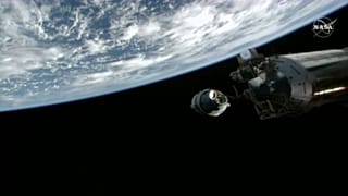Cápsula Starlink aproximándose a la Estación Espacial Internacional con la Tierra de fondo