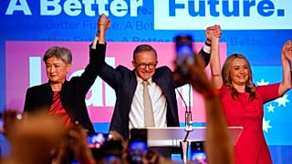 Anthony Albanese esulta con Penny Wong (a sinistra), leader laburista al Senato (e neo ministra degli Esteri), e con la compagna Jodie Haydon. (Sydney, 21.5.2022)