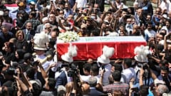 حرس الشرف يحملون نعش الشاعر العراقي الراحل مظفر النواب 