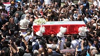 حرس الشرف يحملون نعش الشاعر العراقي الراحل مظفر النواب 