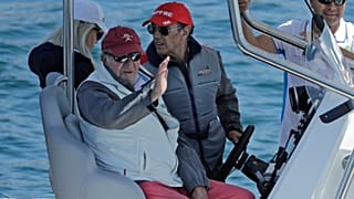 Хуан Карлос на катере, сопровождающем яхту Bribon во время регаты в Санхенхо (Саншеншо). Галисия, 20 мая 2022 года.