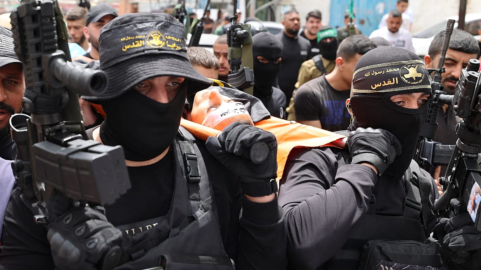 مسلحون من حركة الجهاد الإسلامي يحملون الفتى الفلسطيني أمجد الفايد إلى مثواه الأخير بعد مقتله برصاص إسرائيلي في مخيم جنين