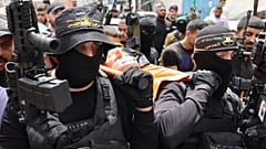 مسلحون من حركة الجهاد الإسلامي يحملون الفتى الفلسطيني أمجد الفايد إلى مثواه الأخير بعد مقتله برصاص إسرائيلي في مخيم جنين