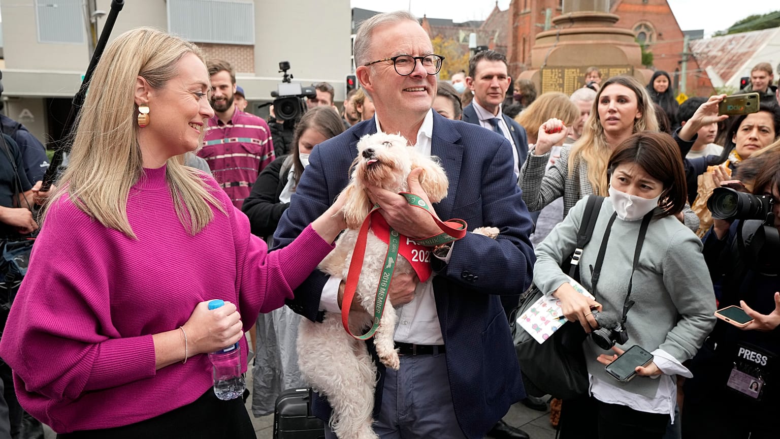 İşçi Partisi Lideri Anthony Albanese oy kullanmaya köpeği ile gitti