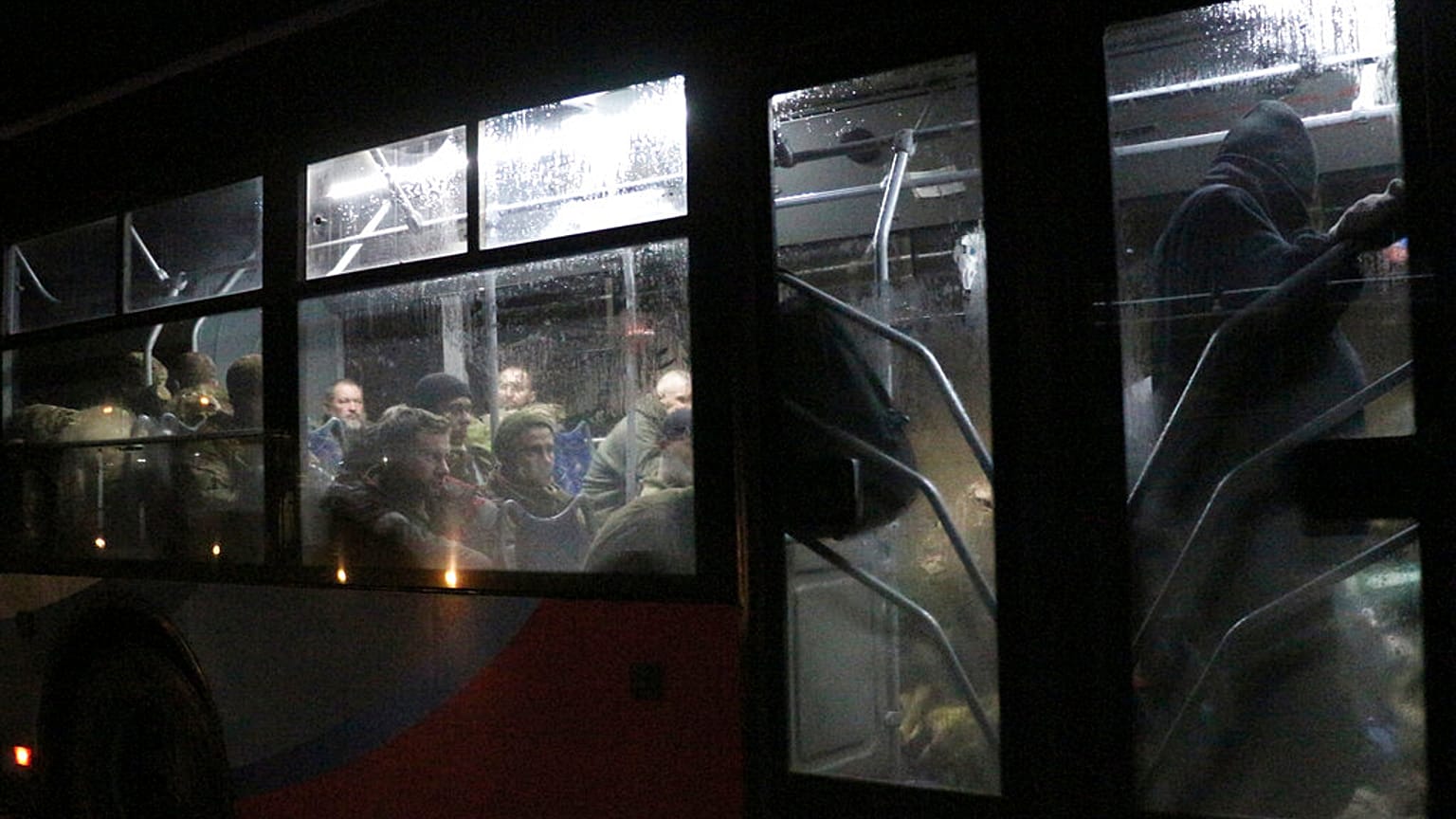 Ukrainische Kämpfer werden von Russland aus Mariupol gebracht