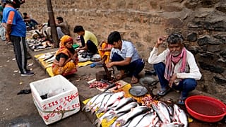 Halárusok Prayagrajban, az észak-indiai Uttar Pradesh államban, Indiában. 2022. május 22.