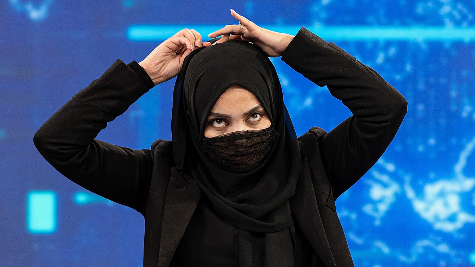 تهمینه عثمانی، مجری طلوع نیوز در برنامه زنده صورت خود را پوشاند