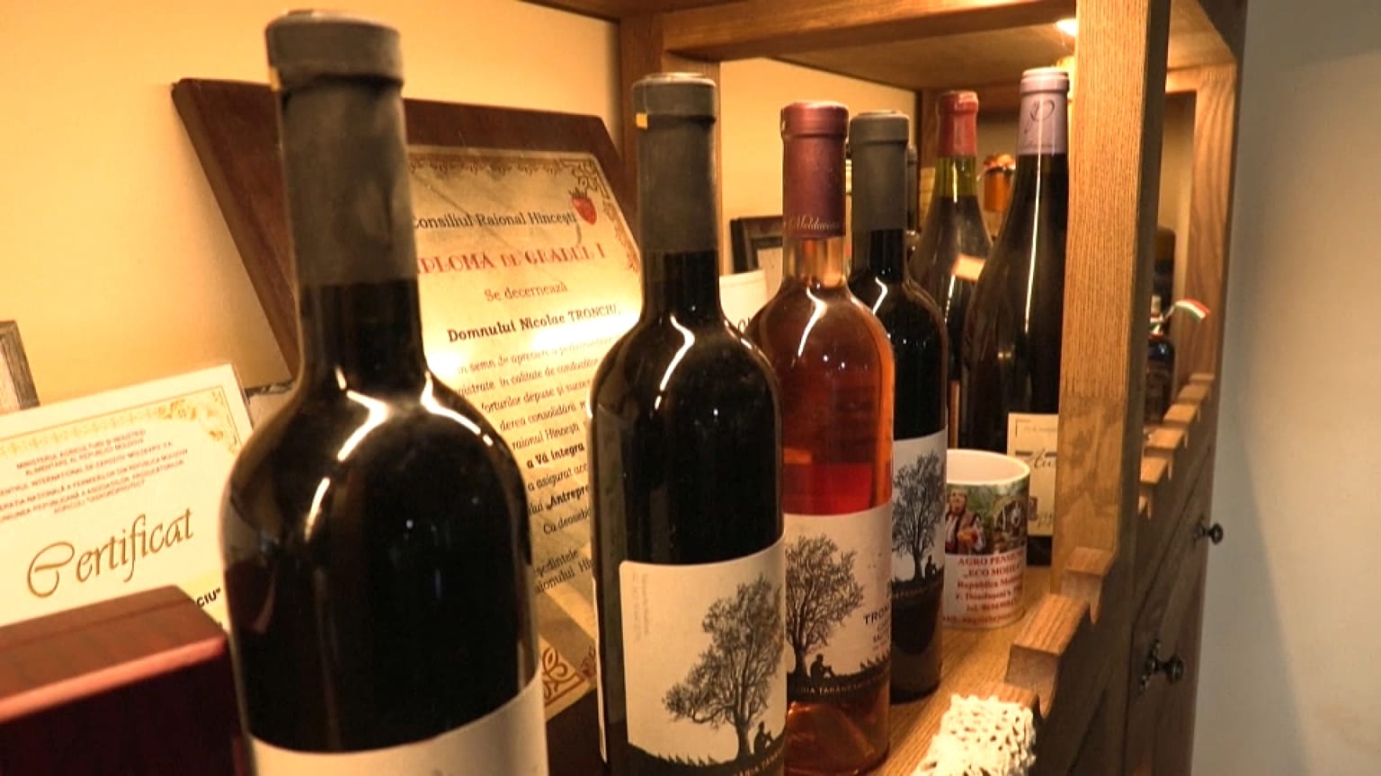 Bouteilles de vin chez un producteur, à Pereni, en Moldavie