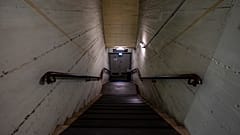 Zugangsrampe im Atombunker Pankstraße in Berlin. Dieser wurde 1977 während des Kalten Krieges errichtet und sollte die Bürger West-Berlins schützen. 10.5.2022, Berlin.