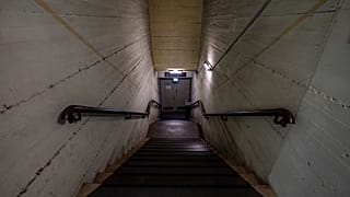 Zugangsrampe im Atombunker Pankstraße in Berlin. Dieser wurde 1977 während des Kalten Krieges errichtet und sollte die Bürger West-Berlins schützen. 10.5.2022, Berlin.