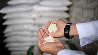 Műtrágya egy venezulai férfi kezében