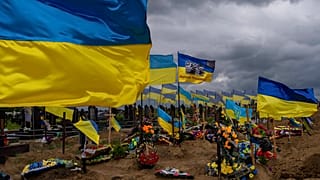 Un cementerio cubierto de banderas ucranianas
