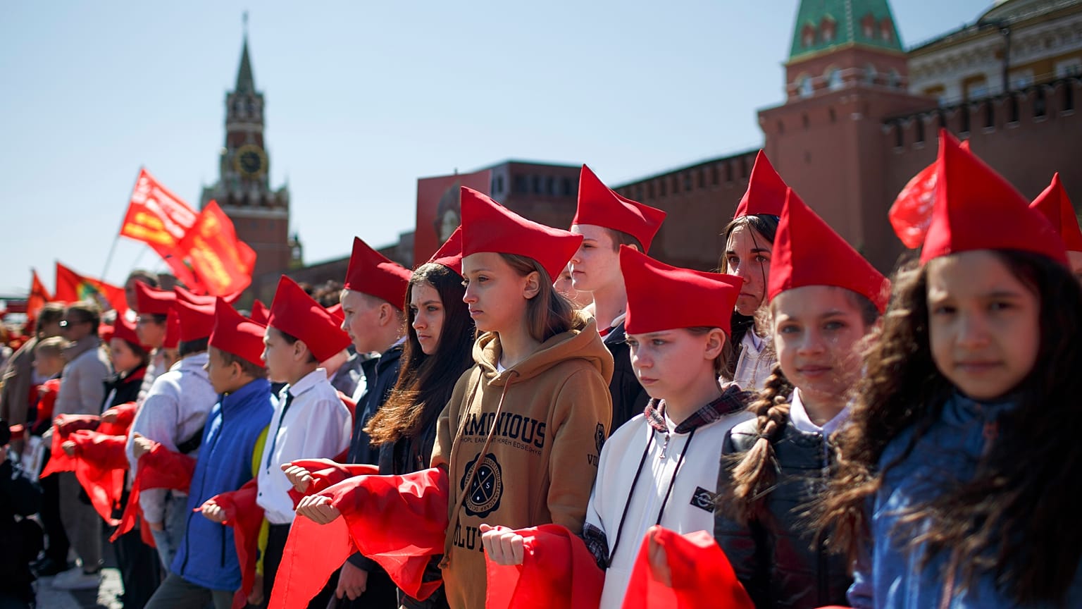 Каждый год КПРФ принимает в ряды Пионерской организации сотни, а то и тысячи школьников