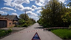 Una carretera cortada por el peligro de artefactos sin detonar