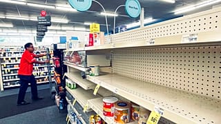 Des étagères vides où se trouverait normalement du lait maternisé dans un magasin de la Nouvelle-Orléans, le lundi 16 mai 2022.