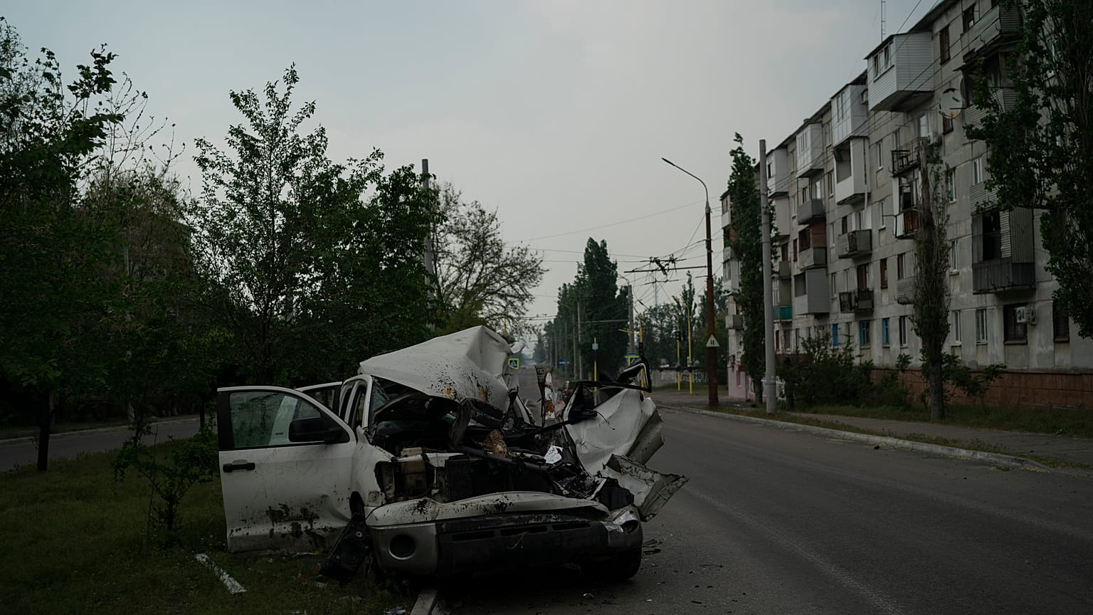 Une voiture endommagée après une attaque russe à Severodonetsk, dans la région de Lougansk, en Ukraine, le vendredi 13 mai 2022.