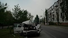 Un coche muy dañado en una calle tras un ataque ruso en Severodonetsk, región de Lugansk, Ucrania, el viernes 13 de mayo de 2022