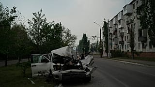 Un coche muy dañado en una calle tras un ataque ruso en Severodonetsk, región de Lugansk, Ucrania, el viernes 13 de mayo de 2022