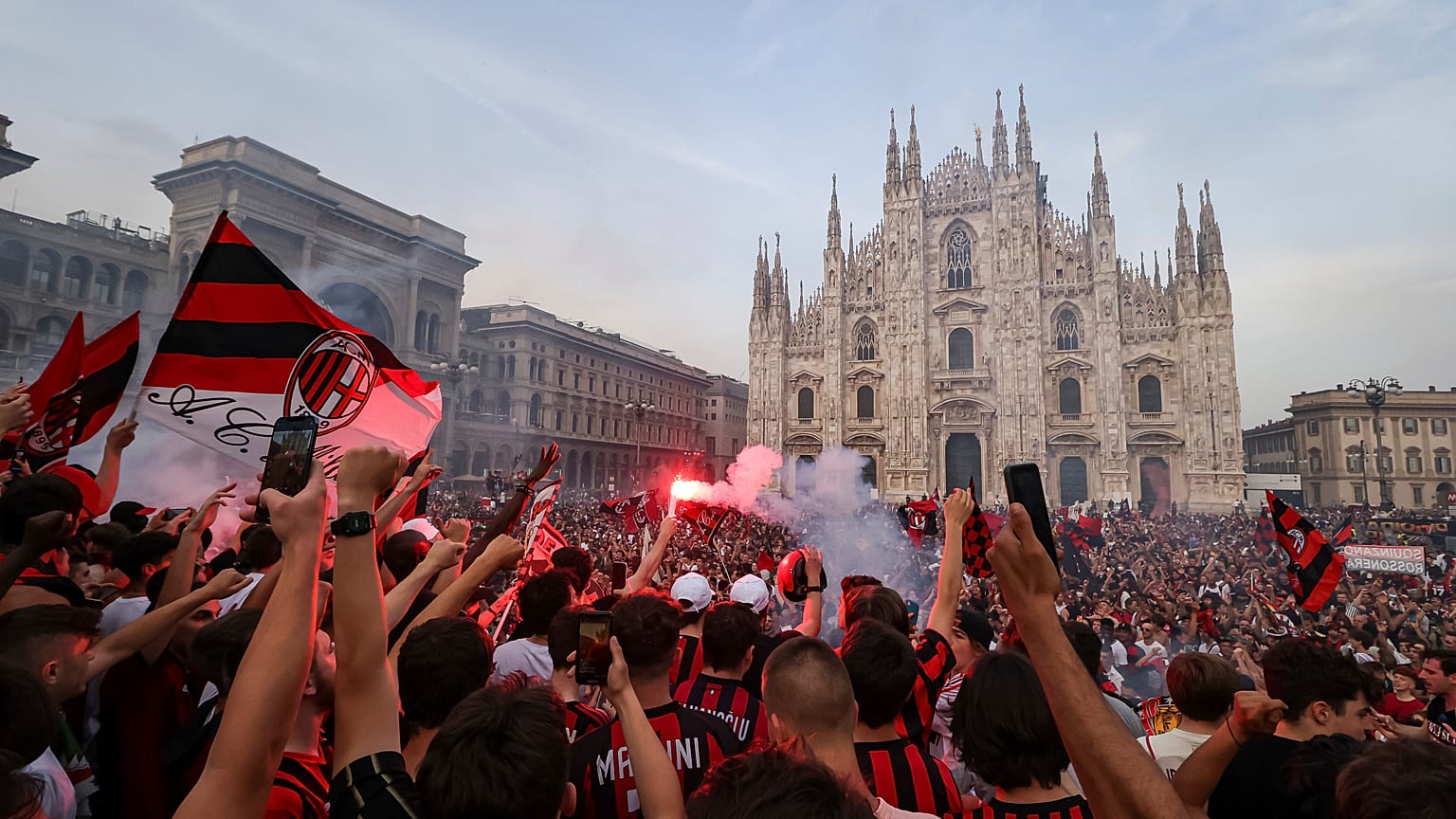 Les supporters de l'AC Milan sur la piazza del Duomo (22/05/2022)