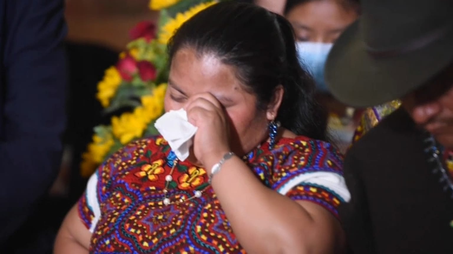 Juanita Alonzo llora tras su liberación al recordar los siete años presa en México