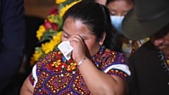 Juanita Alonzo llora tras su liberación al recordar los siete años presa en México
