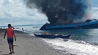 Горящее пассажирское судно у берегов Филиппин