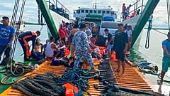 Διασωθέντες της πυρκαγιάς σε φέρι στις Φιλιππίνες μεταφέρονται στο λιμάνι Ρεάλ στην επαρχία Κεζόν