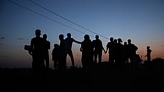 Die Zahl der Menschen, die vor Konflikten, Gewalt oder Naturkatastrophen fliehen, ist weltweit auf einen neuen Höchststand gestiegen, schreibt das UNHCR