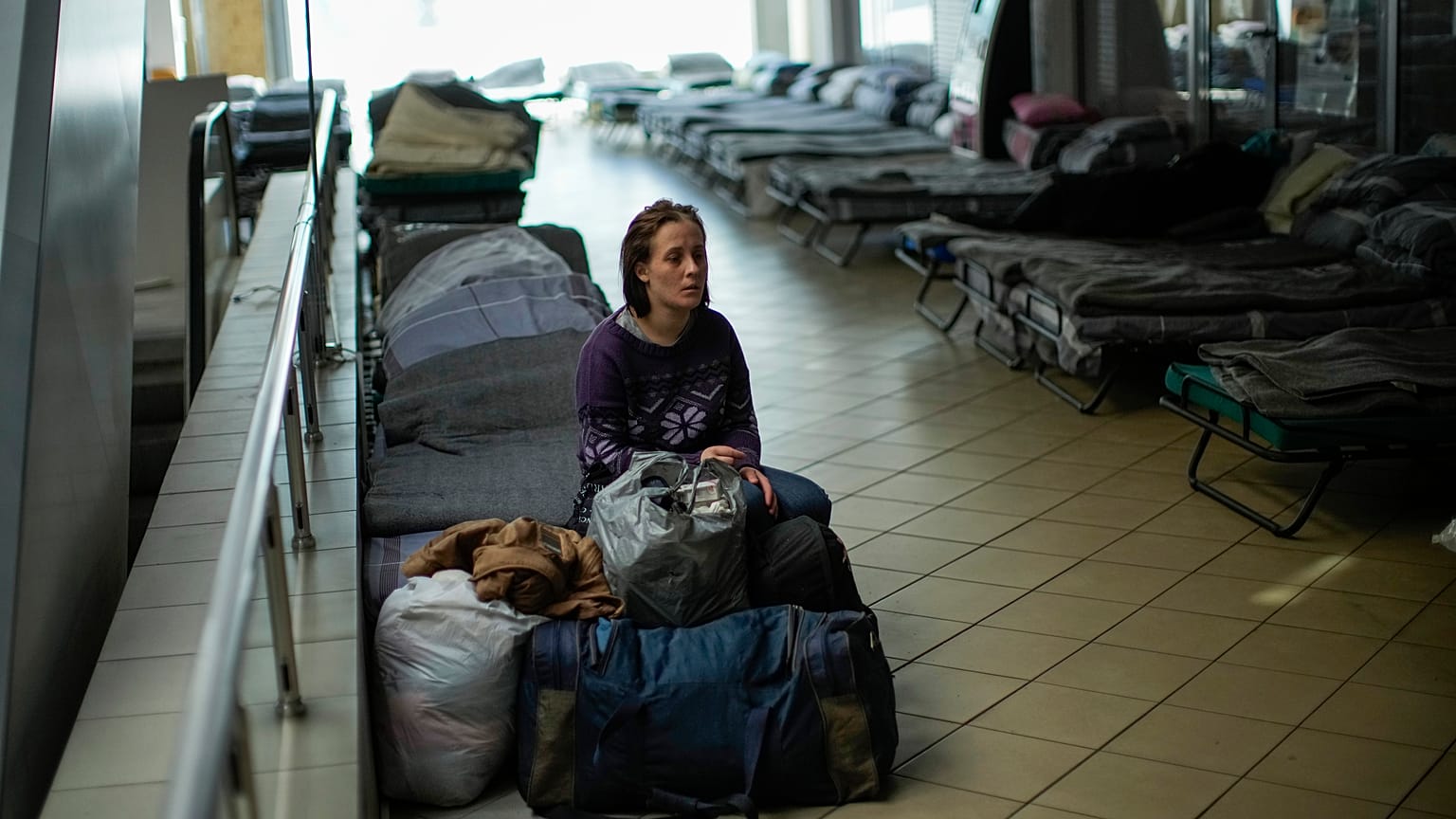 Iulia Shevchuk se repose dans un centre d'accueil pour personnes déplacées à Dnipro, en Ukraine, jeudi 28 avril 2022. 