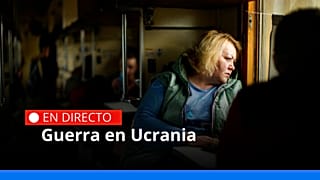 Una ucraniana huye de la guerra en uno de los trenes de evacuación