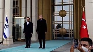 İsrail Cumhurbaşkanı Isaac Herzog (Solda), Ankara'da, Türkiye Cumhurbaşkanı Recep Tayyip Erdoğan ile birlikte, (9 Mart 2022) 